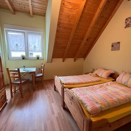 Dachgeschoss Fuer Bis Zu 4 Personen In Idealer Lage - Laendlich Und Zentral Appartement