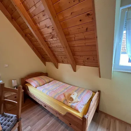 Dachgeschoss Fuer Bis Zu 4 Personen In Idealer Lage - Laendlich Und Zentral Appartement
