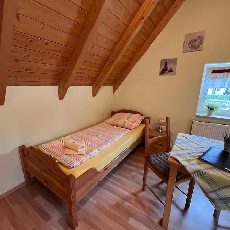 Dachgeschoss Fuer Bis Zu 4 Personen In Idealer Lage - Laendlich Und Zentral Apartman