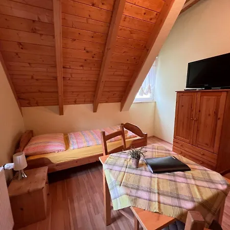 Apartman Dachgeschoss Fuer Bis Zu 4 Personen In Idealer Lage - Laendlich Und Zentral *