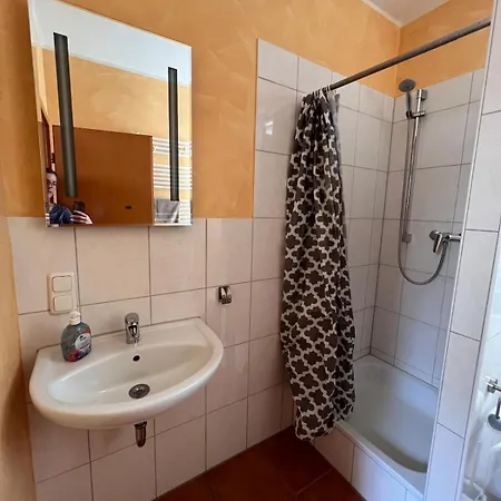 Dachgeschoss Fuer Bis Zu 4 Personen In Idealer Lage - Laendlich Und Zentral Apartman